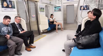 VAGU-282 最终电车でパンチラしていた嫁の义姉さんは勃起した僕に気付いて诱惑しはじめた 宫西ひかる