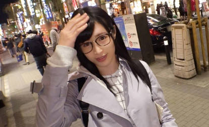 GANA-2080 マジ软派、初撮。 1340 新桥で见つけた本好きメガネ女子。急な「セックスさせてください」発言、突然入ってきた男に「何胜手に俺の部屋使