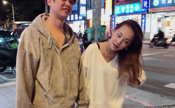 EdMosaic02-09室内设计师小梓是欲求不满女友<span style="color: #ff5b82">绿</span><span style="color: #ff5b82">帽</span>癖男友找绝伦鸡鸡朋友一起3P连续射精2发