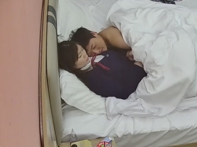 大学城民宿偷拍学生情侣JK学妹被男友无套暴力操最后射肚子上