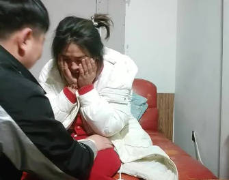把<span style="color: #ff5b82">女</span>同事骗到家里来图谋不轨
