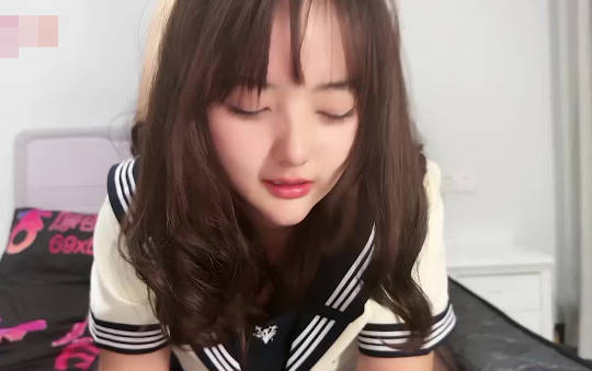 <span style="color: #ff5b82">女</span>大学生的小癖好热爱吃鸡