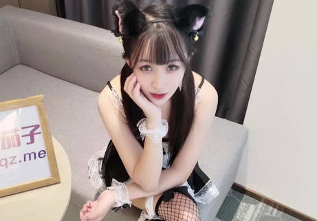 <span style="color: #ff5b82">女</span>仆装穿给老公看缺被外卖员占了便宜-糖糖