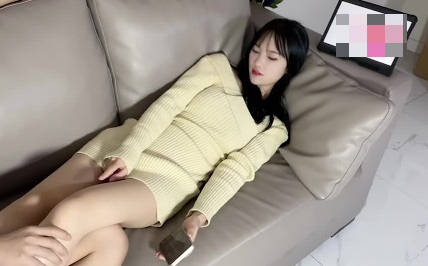 有这样的<span style="color: #ff5b82">女</span>朋友在身边你还有心思工作吗