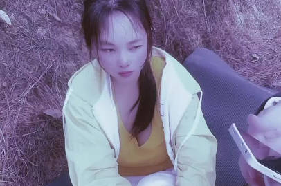 <span style="color: #ff5b82">女</span>大学生野外游玩与大部队走失-嘉洛