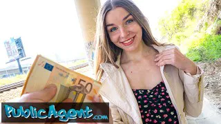 年轻可爱的乌克兰长发女孩在户外与陌生人发生性关系_public_agent_欧美